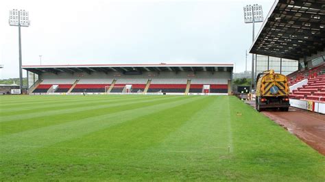 Sir Elton John to play gig at Airdrie's Excelsior Stadium - BBC News