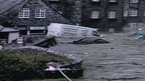 Vehicles washed away by Boscastle flood - BBC News