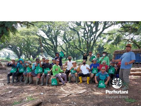 Perhutani Perhutani Bagikan 194 Paket Sembako Kepada Tenaga Produksi di ...