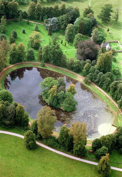 Poignant photos show Princess Diana's grave on the 22nd anniversary of her death