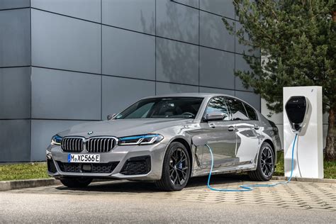 BMW 545e xDrive - The Best Plug-in Hybrid Sedan On The Market?