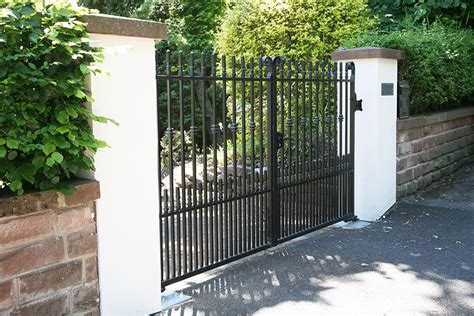 modern gate idea Modern Gates Driveway, Wrought Iron Driveway Gates, Gates And Railings, Fencing ...