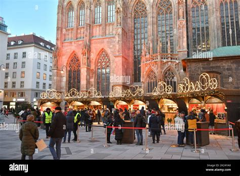 Wintermarkt Weihnachtsmarkt am Stephansplatz in Wien am Abend, Österreich, Europa - Winter ...
