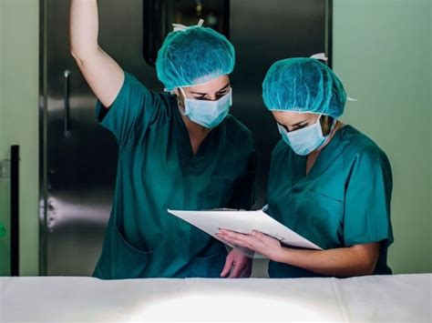 10 Pros and Cons of Being a Neurosurgeon To Explore | Indeed.com