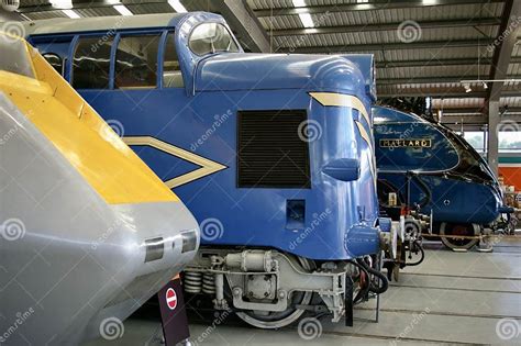 English Electric Deltic Prototype Locomtive Next To LNER Class V2 4771 Green Arrow. Editorial ...