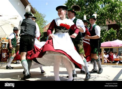 Bavarian folk dance group hi-res stock photography and images - Alamy