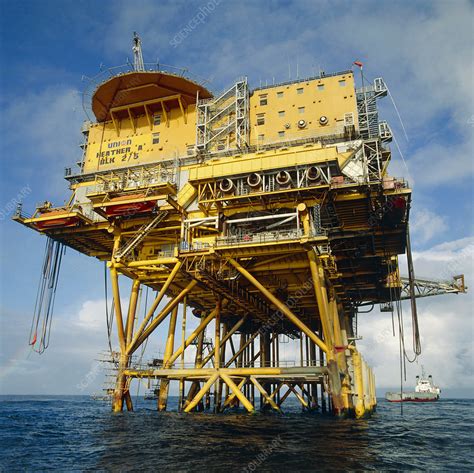 North Sea oil rig - Stock Image - T112/0072 - Science Photo Library