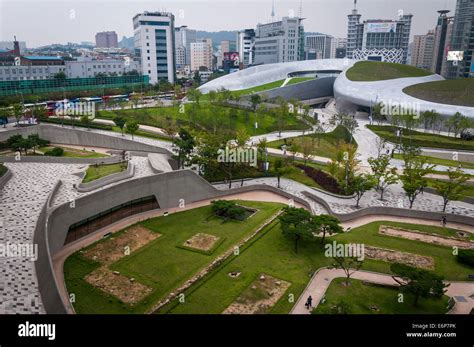 Modern architecture at the newly opened Dongdaemun Design Plaza in ...