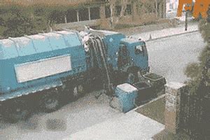 funny+gif+dysfunctioning+garbage+truck+food+feeder+and+sauge+bottle.gif