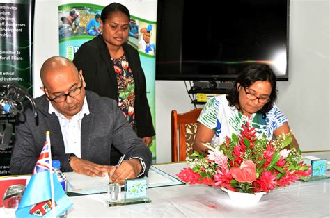 WCS strengthens partnership with Ministry of Agriculture > WCS Fiji