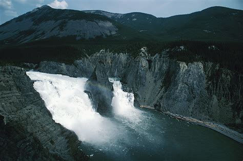 Virginia_Falls_(Northwest_Territories) : définition de Virginia_Falls ...