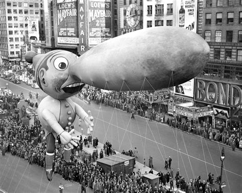 30 Vintage Photographs of the Macy’s Thanksgiving Day Parade Balloons ...