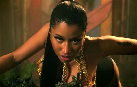 Nicki Minaj snake bites backing dancer ahead of MTV VMAs 'Anaconda' performance | The Independent