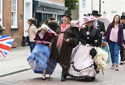 Dickens' Festival in Rochester sees hundreds descend for Platinum ...