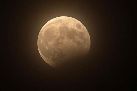Éclipse lunaire 2023 : la lune de sang d’octobre capturée dans de ...