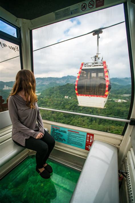 Visiting a Taipei Tea House and Riding in a Crystal Cabin on the Maokong Gondola - Wander The Map