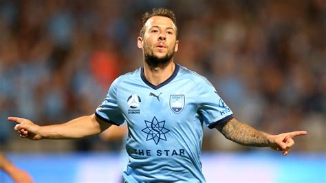 Sydney Fc Adam Le Fondre : Sydney FC striker Adam Le Fondre bows and ...