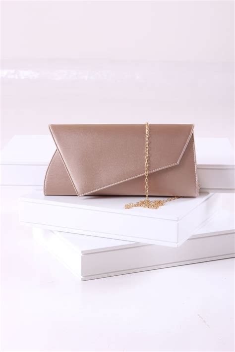 Clutch Bag With Metal Chain – Gold - Bélinda Atelier