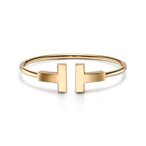 Tiffany T wide wire bracelet in 18k gold, medium. | Tiffany & Co.