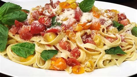 'GMA Day' food contributor Carla Hall shows us how to make her marinated tomato fettuccine ...