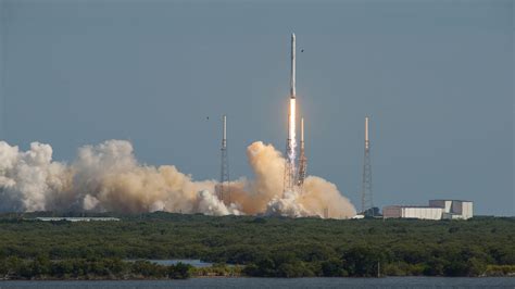 Look At These Amazing Photos Of SpaceX's Rocket Cargo Ship Returning ...