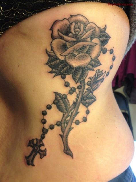 Tatuajes de rosas con rosarios