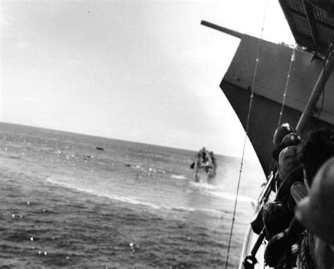 [Photo] Destroyer USS Hammann sinking, 6 Jun 1942, photo 1 of 2, seen ...