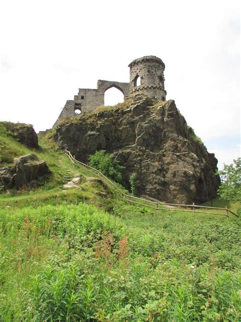 Stoke-on-Trent History: Mow Cop Castle