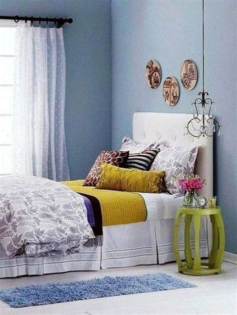 34 Beautiful Small Master Bedroom Design Ideas On A Budget - HMDCRTN