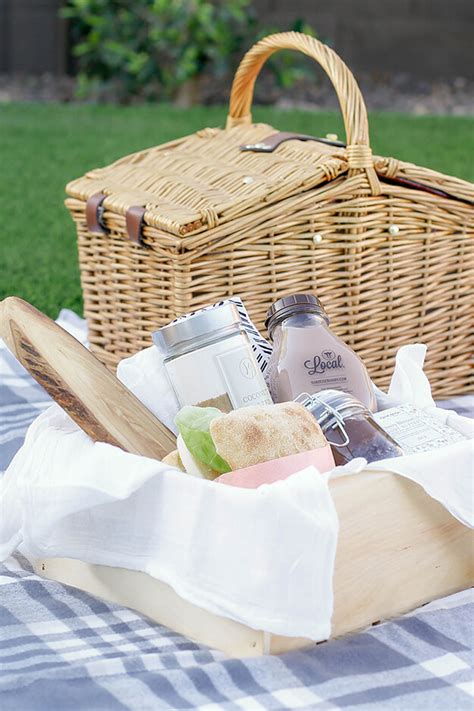 DIY Gift Basket Idea For Mom – Picnic in a box - yourmarketingbff.com