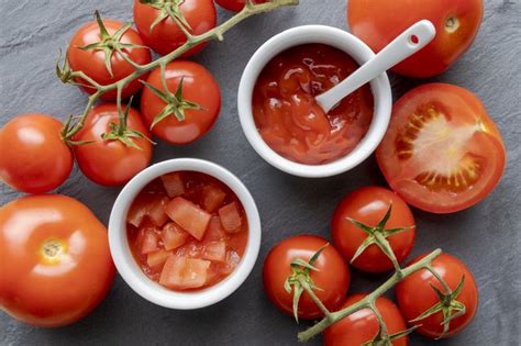 Tomato Paste Vs. Puree for Recipes | livestrong