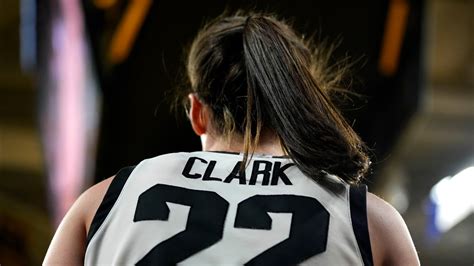 Caitlin Clark breaks NCAA scoring record: Social media reacts | wqad.com