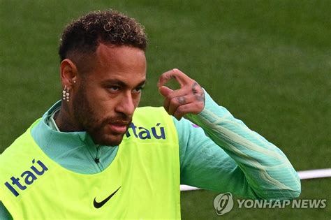 [월드컵] 네이마르, 브라질 첫 훈련…'첫 메이저 우승' 도전 스타트 | 연합뉴스