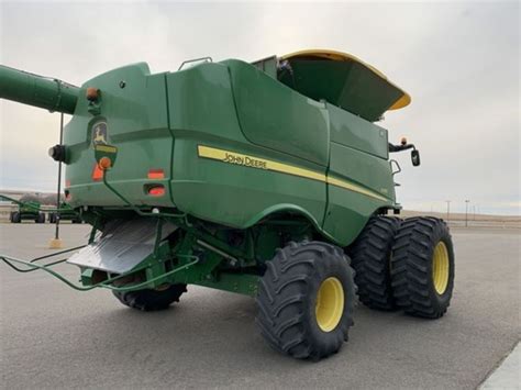 John Deere S680 Combine