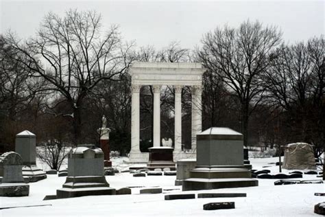 Visit Graceland Cemetery in Chicago | Tours by Foot