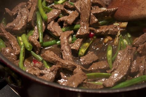 Luscious Delights: Garlic Pepper Beef Stir Fry