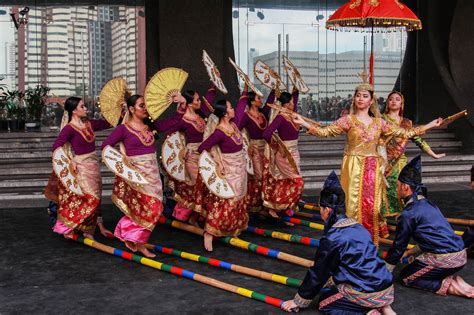 Thomasians perform in Pasinaya arts fest | The Varsitarian