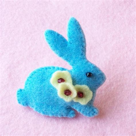 Felt PDF Sewing Pattern Bunny Brooch Pin | Etsy | Pdf sewing patterns, Bunny template, Felt bunny