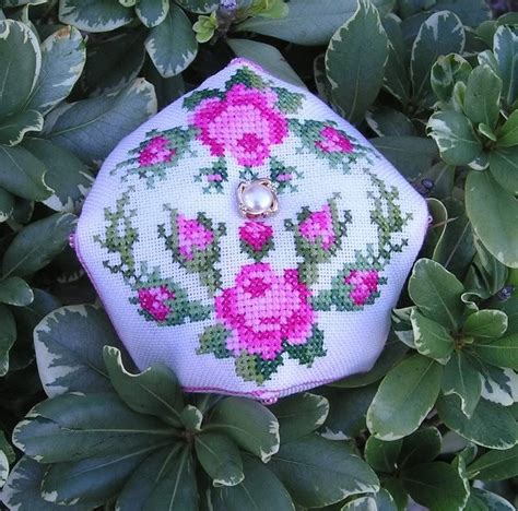 Perlin Tezer Freebie "Rose" Biscornu Cross Stitch, Cross Stitch Pillow, Cross Stitch Embroidery ...