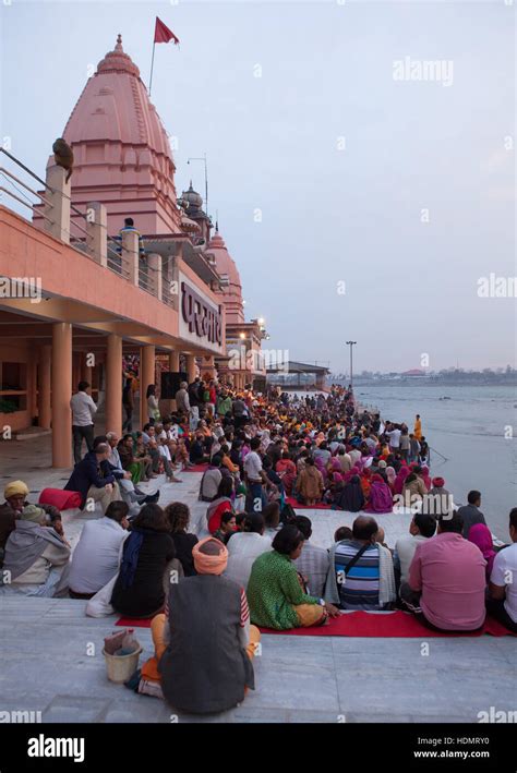 Evening Ganga Aarti Ceremony at the Parmarth Niketan Ashram in ...