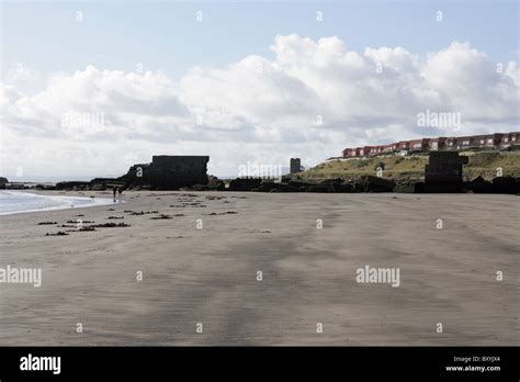 People walking along Kirkcaldy Beach Stock Photo - Alamy