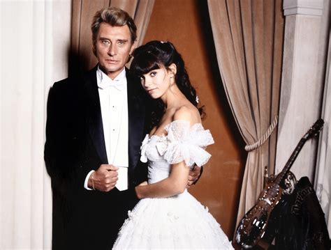 Robe de mariée, blouson... des souvenirs de Johnny Hallyday mis aux enchères par Adeline ...