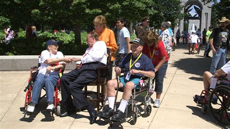 Bob Dole greets veterans at the World War II Memorial - POLITICO