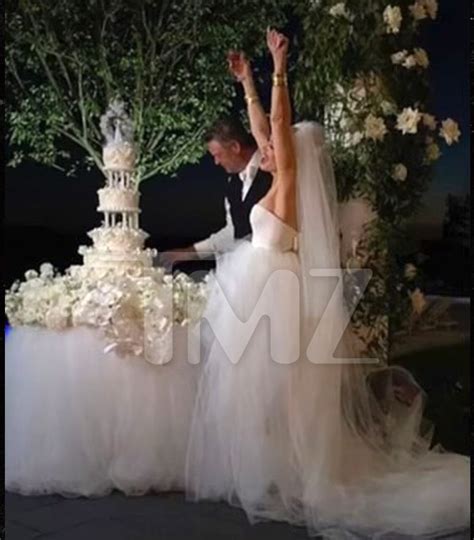 Blake Shelton & Gwen Stefani Get Married: 1st Photos of Wedding Dress