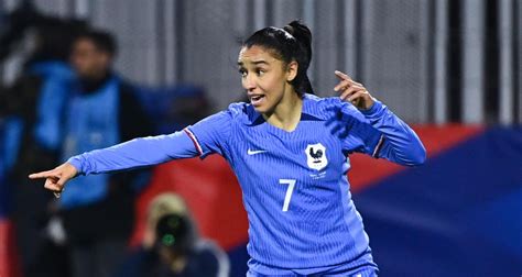 Équipe de France (F) : Sakina Karchaoui déjà sous le charme de la ...