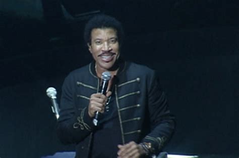 Review: Lionel Richie sings greatest hits | ABS-CBN News