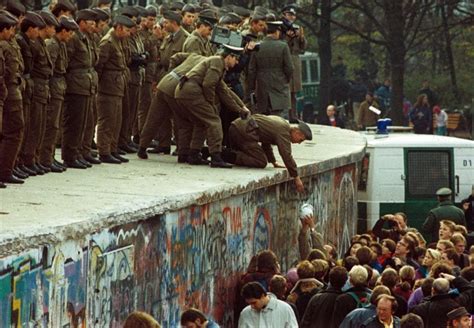 The Fall Of The Berlin Wall In 57 Stirring Photos