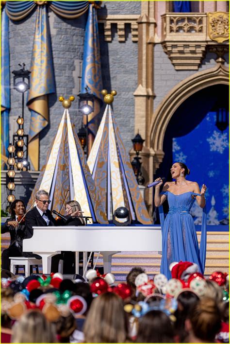 Photo: disney christmas parade 2022 21 | Photo 4875351 | Just Jared