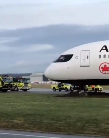 INCIDENT Air Canada Boeing 787-9 stuck in the mud off the taxiway in Vancouver