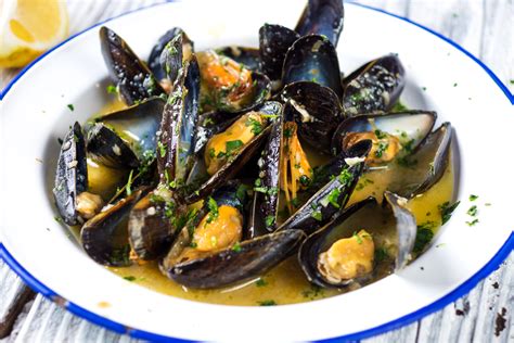 Mussels In Garlic & Butter Sauce | Wholey Seafood